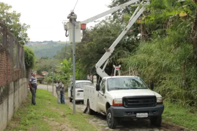 Prefeitura implanta iluminação em viela no Colina do Castelo