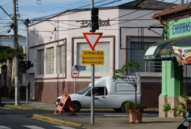 Peças para os reparos no semáforo da Av. Bernardino de Campos com a Dr. Arruda são adquiridas