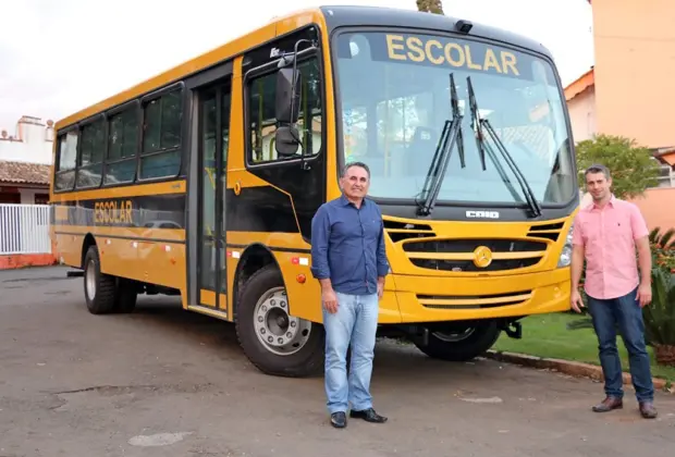 Prefeitura entrega novo ônibus para transporte escolar