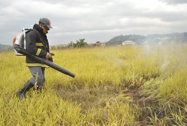 Bombeiros Civis recebem sopradores para apagar incêndio provocado por queimadas