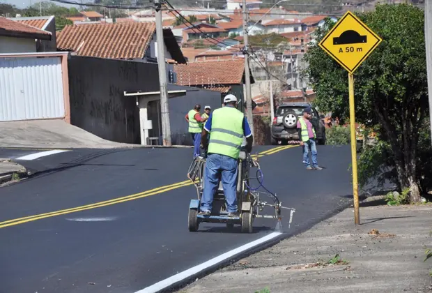 Rua Sebastião Bueno recebe nova sinalização de trânsito