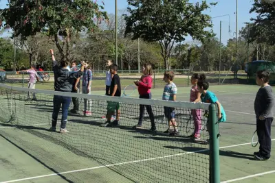Projeto “Esporte para todos” oferece aulas gratuitas de tênis para crianças