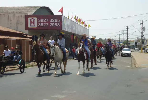 Desfile de Cavaleiros do 1º Artur Nogueira Rodeo Festival alcança sucesso de público