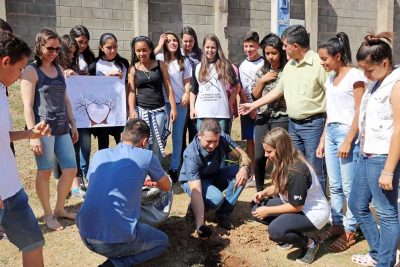 Alunos da Rede Municipal celebram Dia da Árvore com plantio de mudas