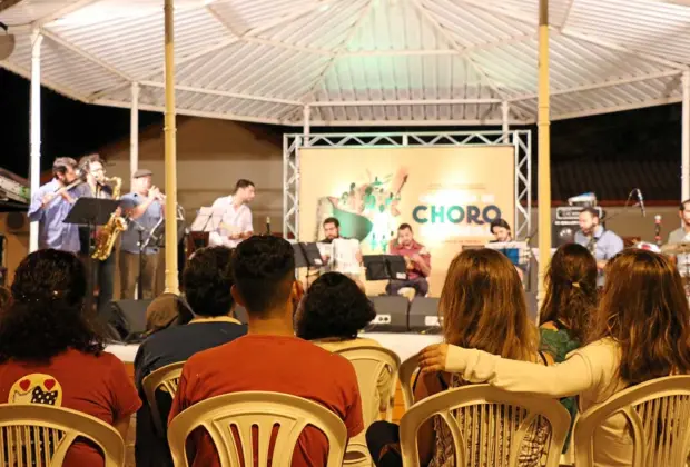 Orquestra de Choro Campineira faz show envolvente na Praça dos Pioneiros