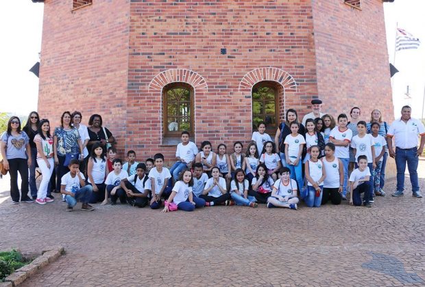 Holambra recebe visita turística de estudantes de Laranjal Paulista