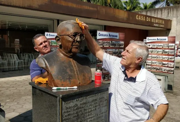 Busto do Padre Gomes recebe manutenção com participação do prefeito