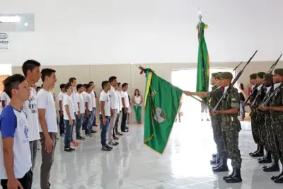 Jovens holambrenses fazem Juramento à Bandeira no dia 15