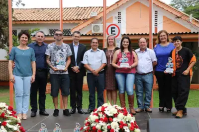 Ato Cívico marca celebração de aniversário com solenidade, apresentações e premiação