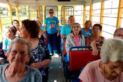 Idosos do Centro Dia fazem passeio de trenzinho