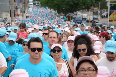 Caminhada contra o câncer colore região central de azul e rosa