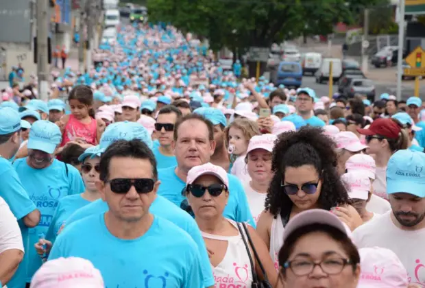 Caminhada contra o câncer colore região central de azul e rosa