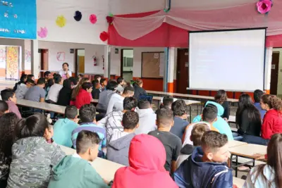Estudantes da escola Parque dos Ipês participam de palestra sobre drogas