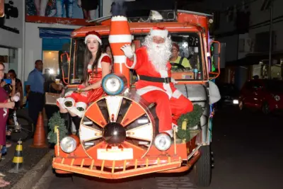 Papai Noel chega de trenzinho e faz a alegria da criançada no Recanto