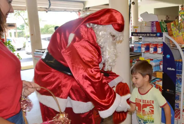 Papai Noel alegra crianças e adultos na Rota dos Imigrantes