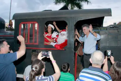 Chegada do Papai Noel contagia o público e marca abertura do Natal em Jaguariúna