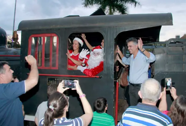 Chegada do Papai Noel contagia o público e marca abertura do Natal em Jaguariúna