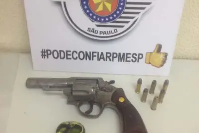 Homem é detido com arma e munições em casa de amigo