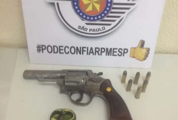 Homem é detido com arma e munições em casa de amigo