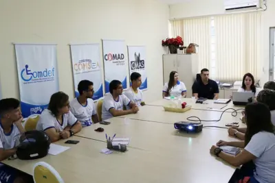 Assistente Social do CRAS Itapira, palestra para técnicos do Projeto Esporte e Saúde