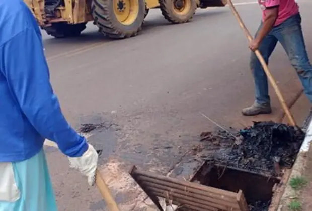 Prefeitura e SAEHOL realizam limpeza e desobstrução de bocas de lobo da cidade