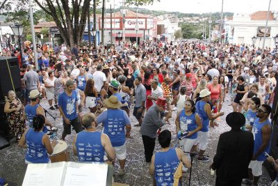 Carnaval leva 2 mil pessoas à Praça Umbelina Bueno, ao som do Siricutico da Onça