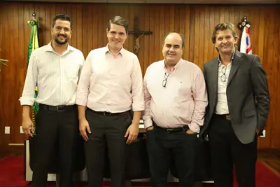 Prefeito Hamilton Bernardes, secretário Cezar Camilotti e agente do SEBRAE Diego Aleixo estiveram reunidos com o deputado Cauê Macris