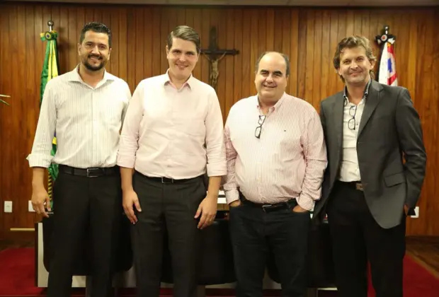 Prefeito Hamilton Bernardes, secretário Cezar Camilotti e agente do SEBRAE Diego Aleixo estiveram reunidos com o deputado Cauê Macris