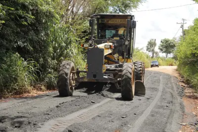 Prefeitura faz melhorias em trecho de estrada rural que dá acesso aos bairros Bom Jardim e Santo Antônio do Jardim