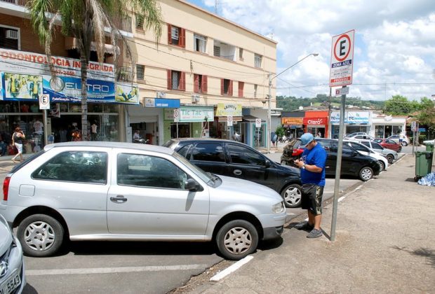 Zona Azul em Jaguariúna tem tempo de tolerância e multa só motorista que não pagar pelo uso da vaga