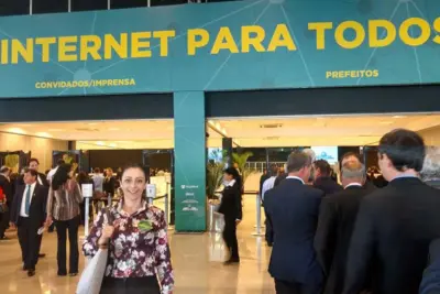 Prefeita de Estiva Gerbi participa do lançamento do programa Internet para Todos e assina convênio que inclui o município