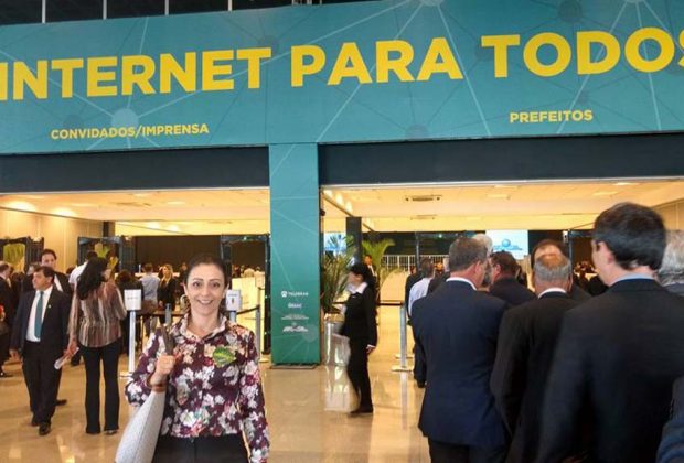 Prefeita de Estiva Gerbi participa do lançamento do programa Internet para Todos e assina convênio que inclui o município