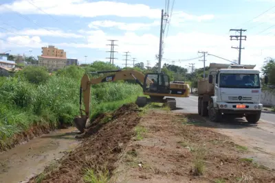 Canal de águas pluviais da Avenida Antarctica passa por limpeza e desassoreamento