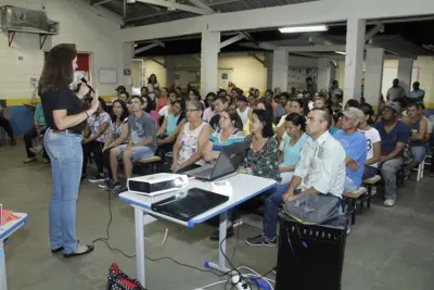 Facilitadoras da Prefeitura orientam alunos do CEJA sobre o Time do Emprego