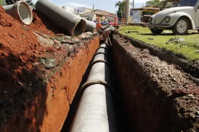 Prefeitura instala tubulação de águas pluviais em rua atrás do Hospital Municipal