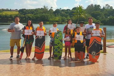 Projeto que ensina prática do wakeboard com aulas gratuitas em Jaguariúna forma nova turma