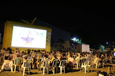 Mais de 400 pessoas prestigiam cinema ao ar livre no Passarela