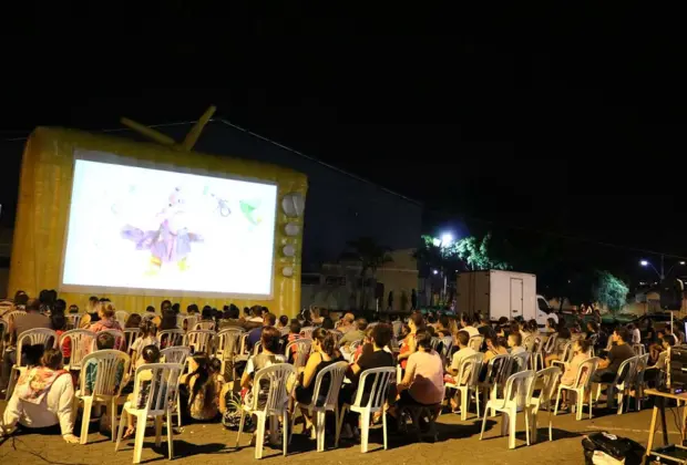 Mais de 400 pessoas prestigiam cinema ao ar livre no Passarela