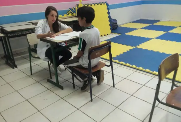 Saúde promove campanha nas escolas sobre escoliose