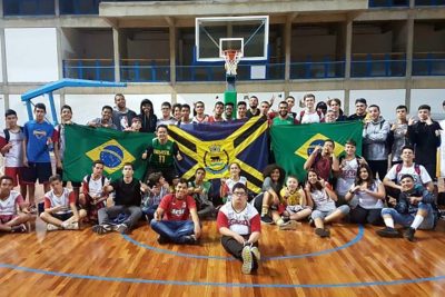 Alunos do projeto campeões marcam presença no treino da Seleção Brasileira de Basquete