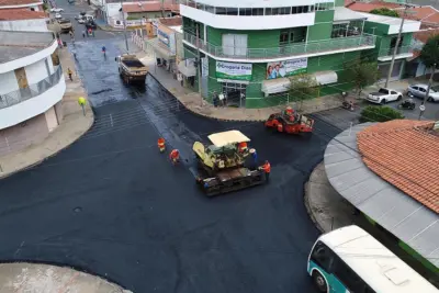 Avenida São Carlos recebe nova capa asfáltica