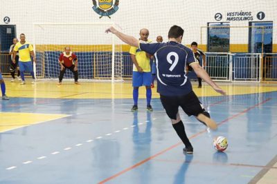 Goleada histórica e jogos apertados acirram a disputa pela classificação no Futsal Veterano