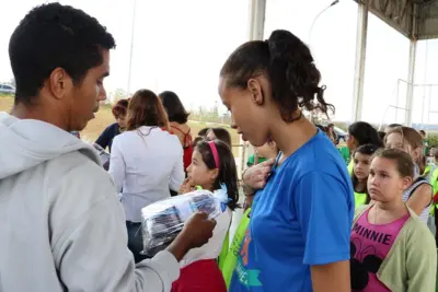 Alunos do Cidadançania recebem uniformes