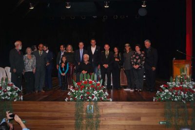 Emoção e lágrimas marcam entrega de títulos de cidadania no Teatro Dona Zenaide