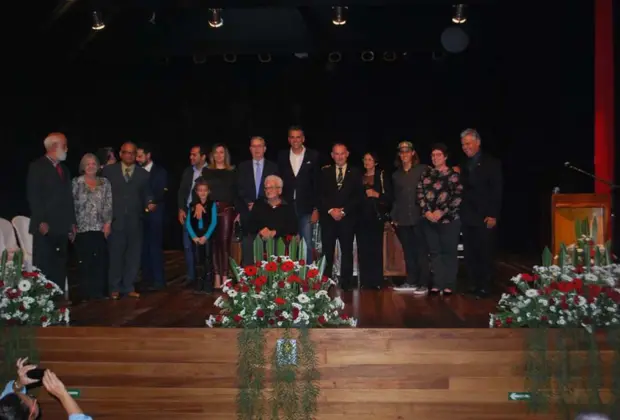 Emoção e lágrimas marcam entrega de títulos de cidadania no Teatro Dona Zenaide