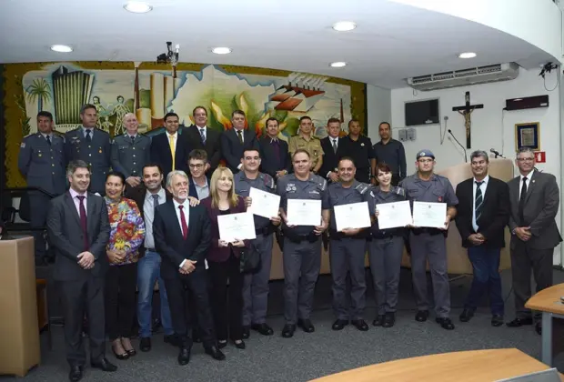 Policiais são homenageados em ato na Câmara