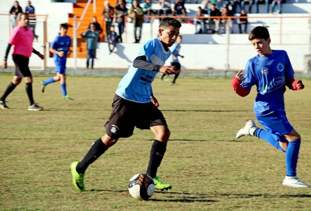 Equipes de cinco cidades disputam finais da Copinha em Holambra
