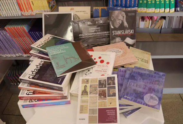 Biblioteca do CEU recebe livros da Funarte