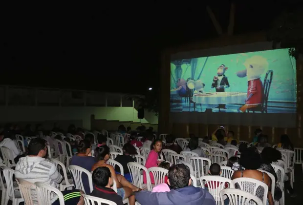 Moradores da Vila Ilze prestigiam Cinema no Bairro