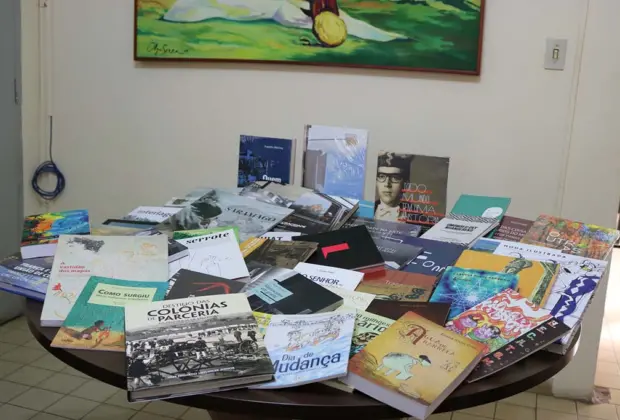 Biblioteca Municipal recebe novos livros da Secretaria Estadual de Cultura